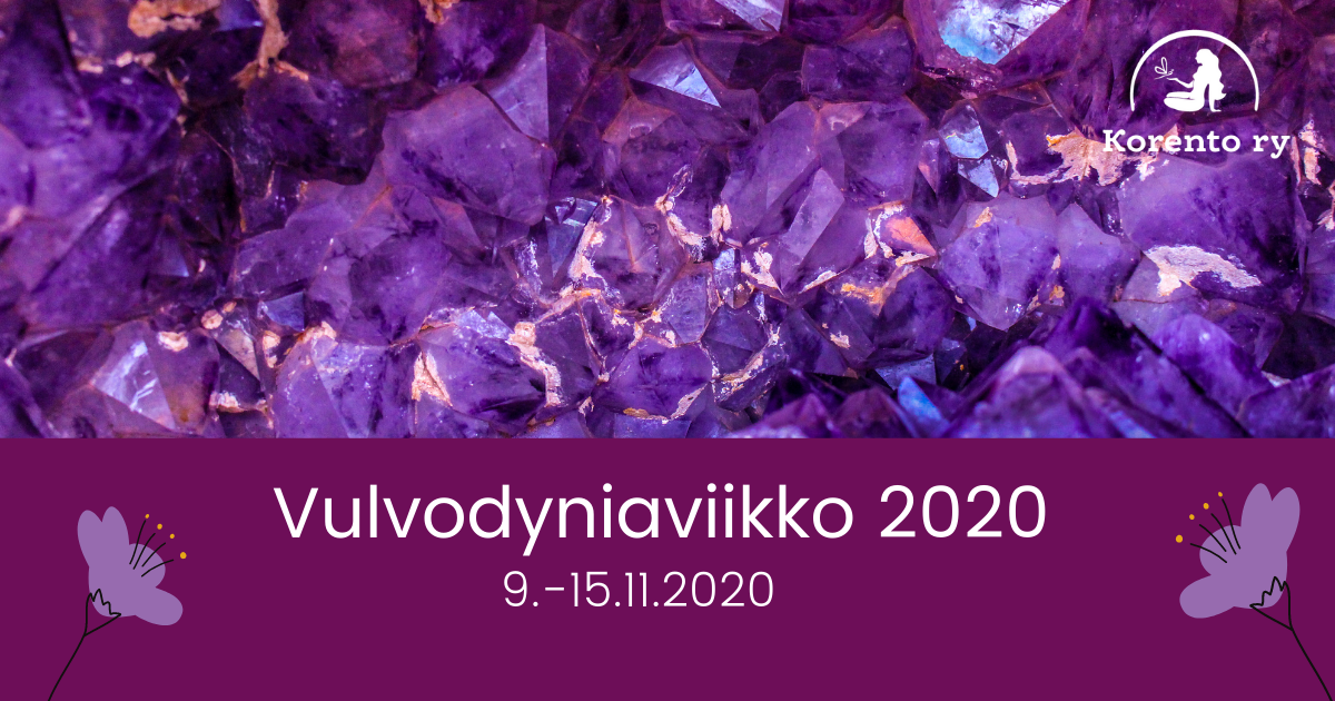 Taustalla violettia kimaltavaa materiaalia. Alhaalla violetissa palkissa teksti "Vulvodyniaviikko 2020 9.-15.11.2020. Reunalla violetteja kukkia. 