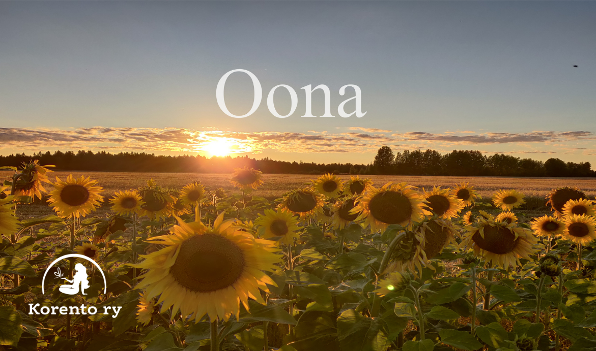 Kuvassa pelto täynnä auringonkukkia. Taustalla auringonlasku. Kuvassa tekstinä kirjoittajan nimi, Oona. 