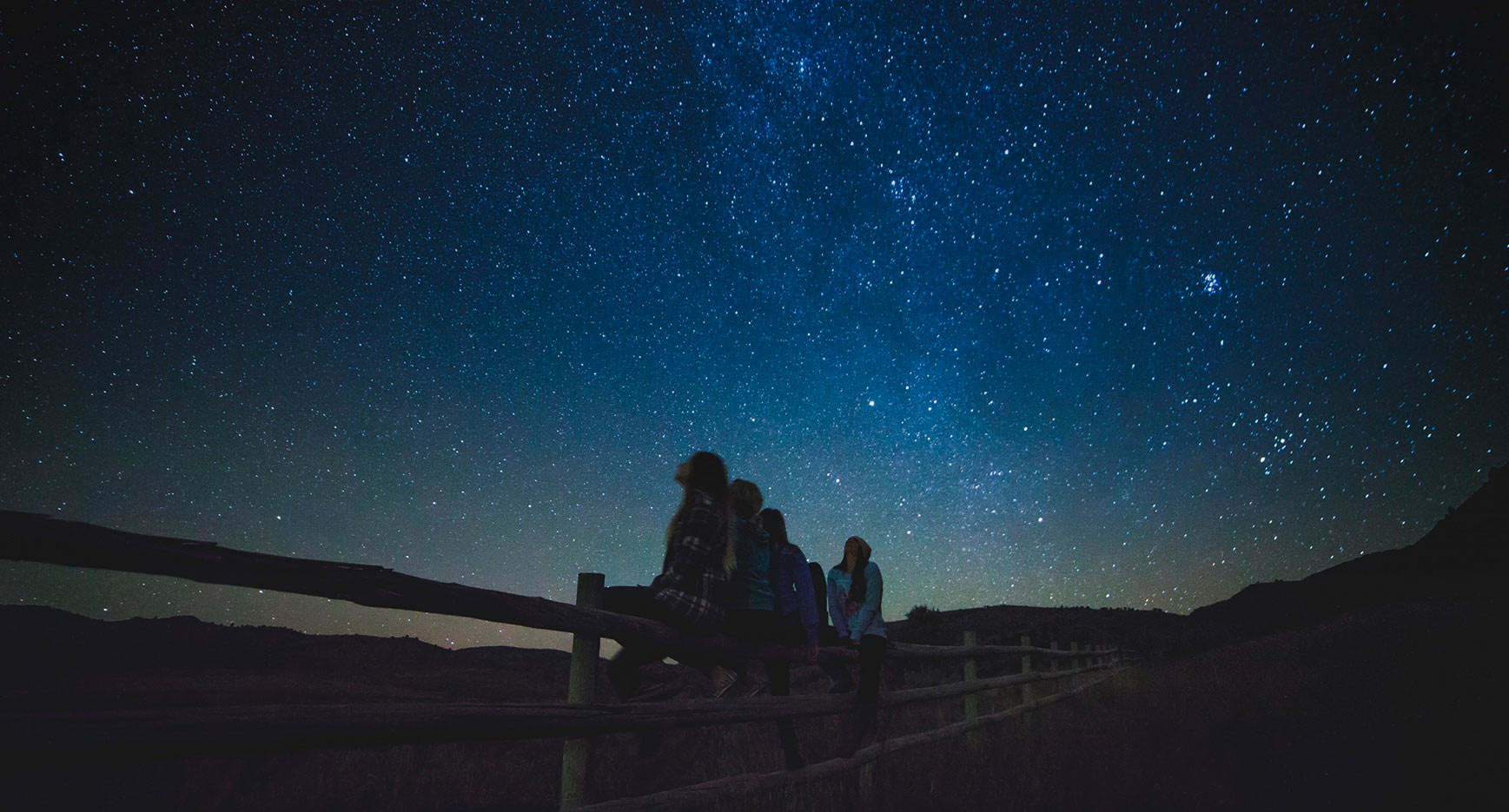 Tyttöjoukko katselee tähtitaivasta